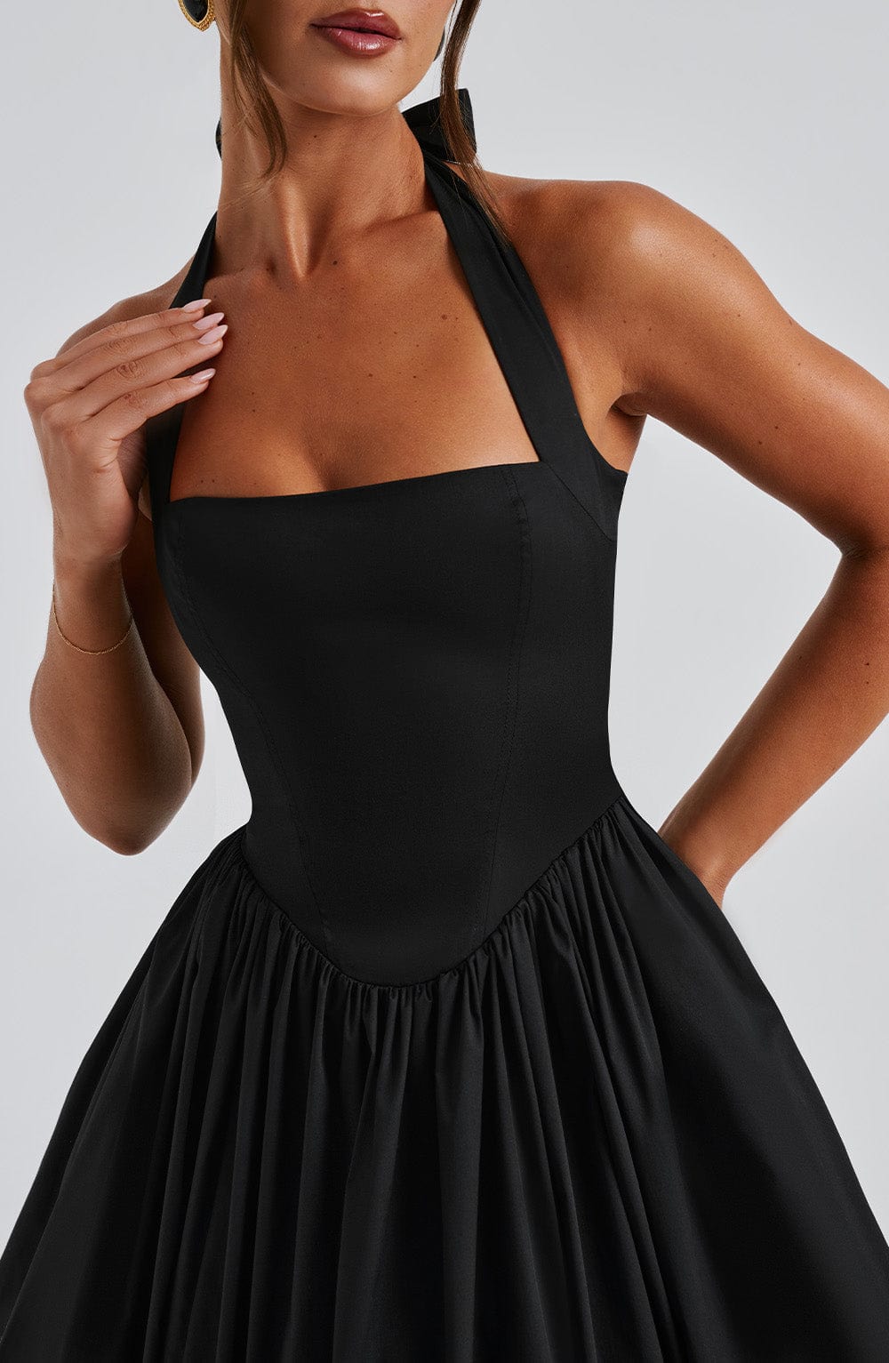 Vestito midi da donna con collo all'americana, corpetto aderente e schiena scoperta