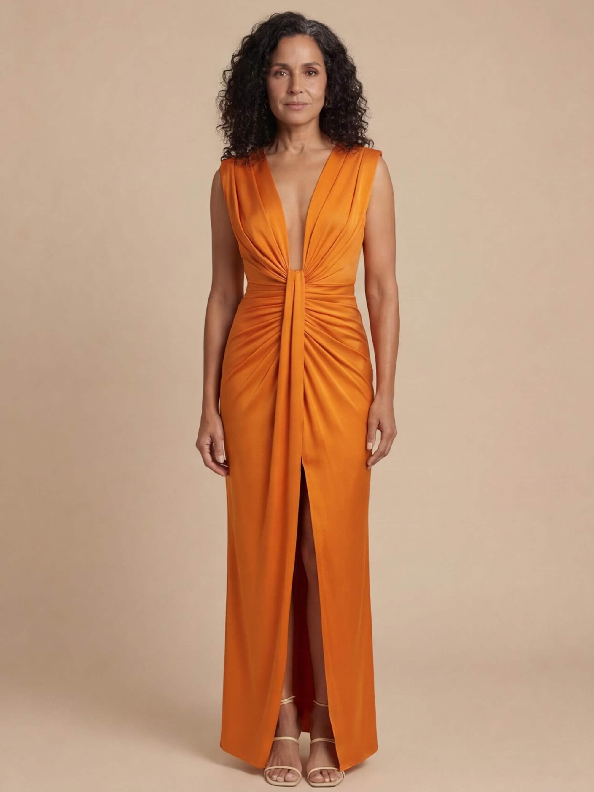 Abito lungo elegante da donna con pieghe e scollo a V