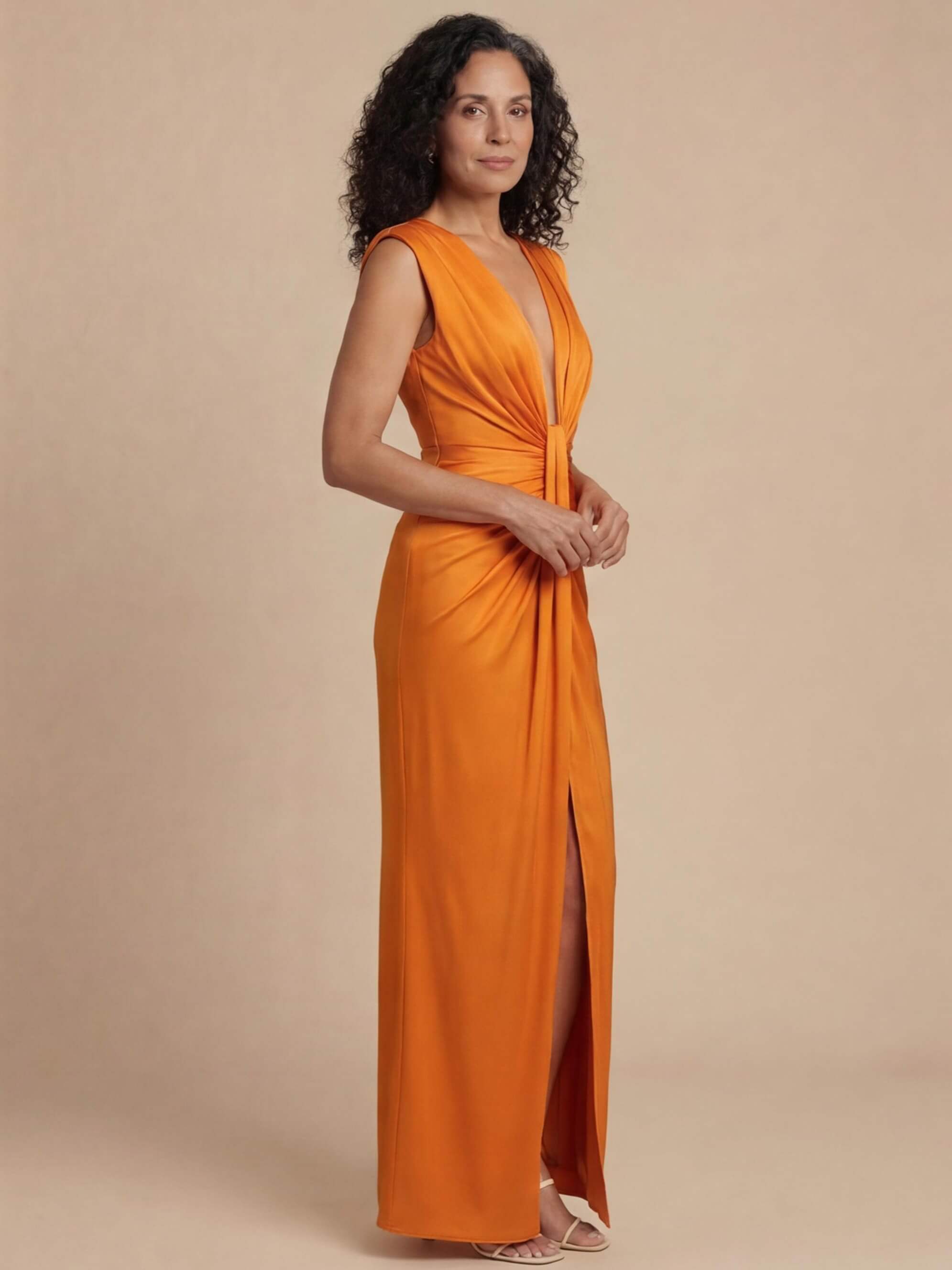 Abito lungo elegante da donna con pieghe e scollo a V