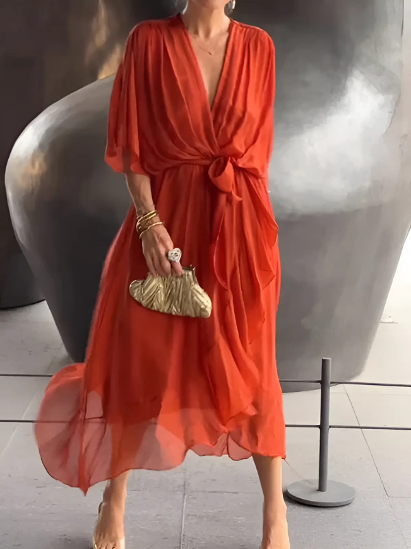 Abito lungo elegante da donna con cintura annodata in vita