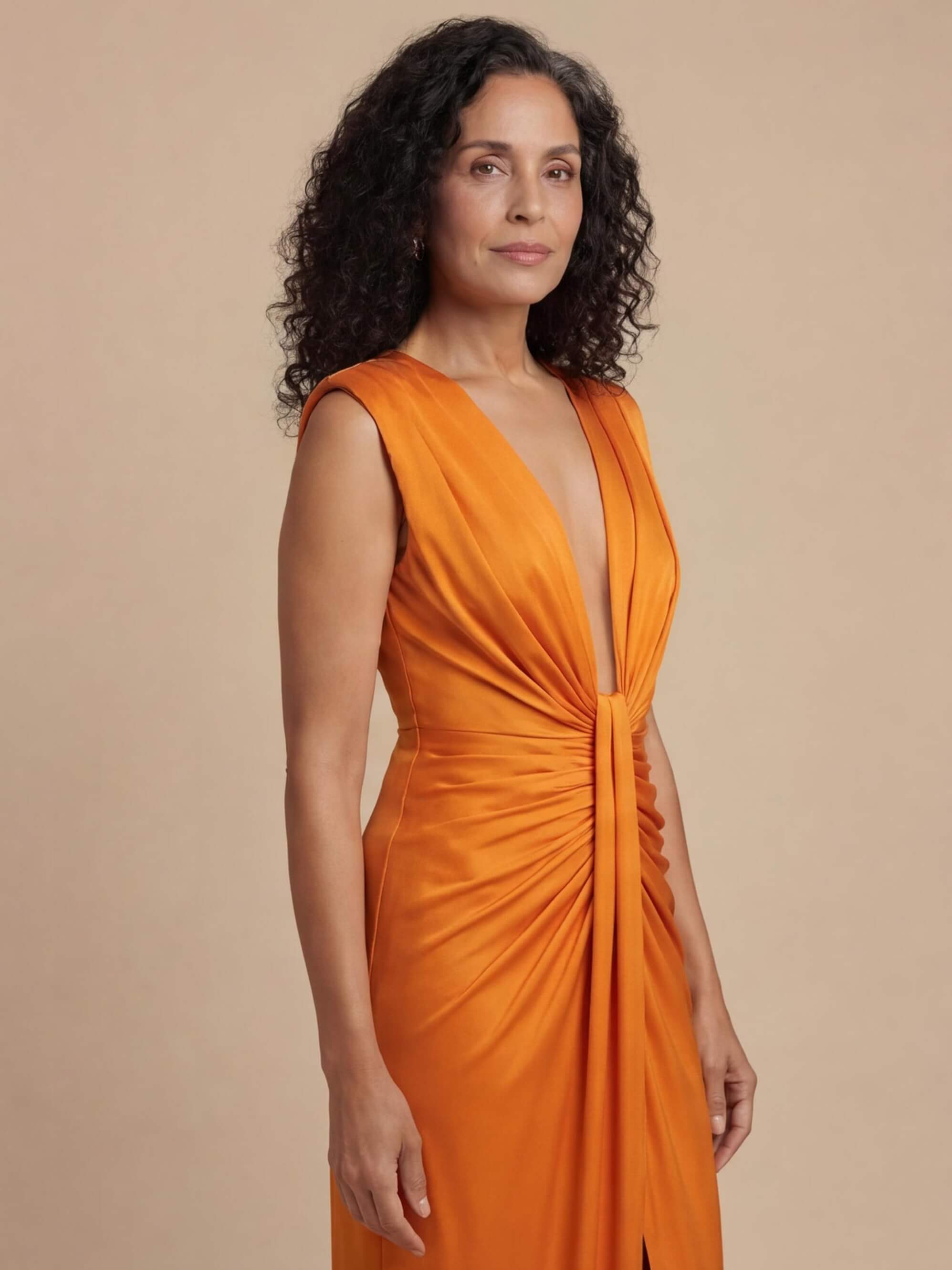 Abito lungo elegante da donna con pieghe e scollo a V