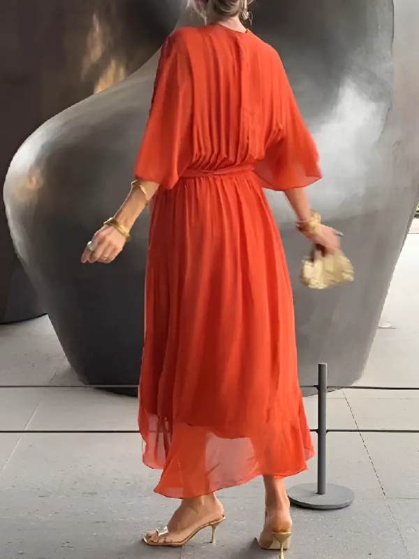 Abito lungo elegante da donna con cintura annodata in vita