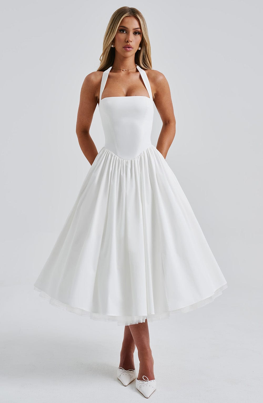 Vestito midi da donna con collo all'americana, corpetto aderente e schiena scoperta