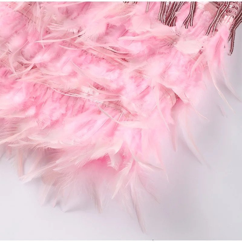 Rochie mini elegantă cu pene și croială care avantajează