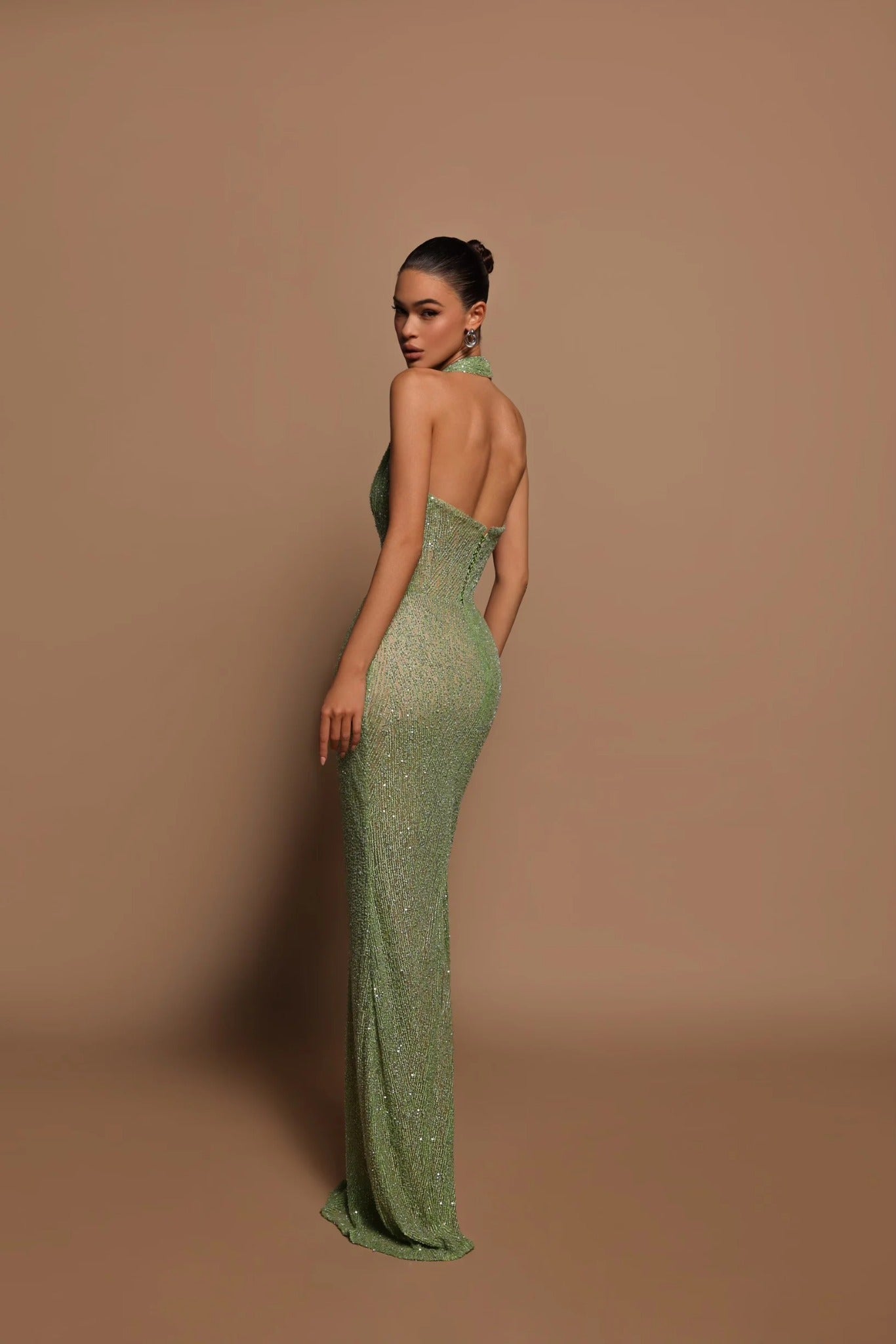 Rochie maxi elegantă în nuanță de smarald, cu design seducător