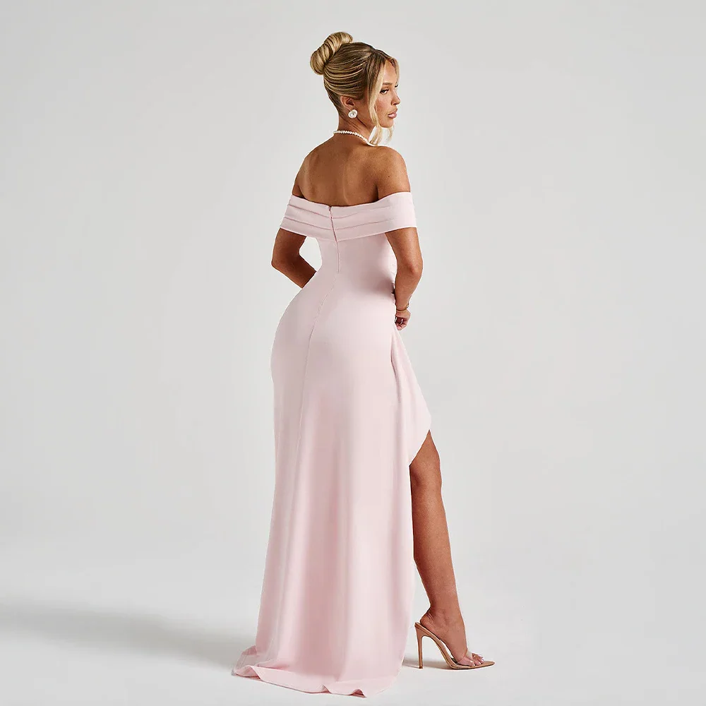 Maxi abito da donna con spalle scoperte e spacco