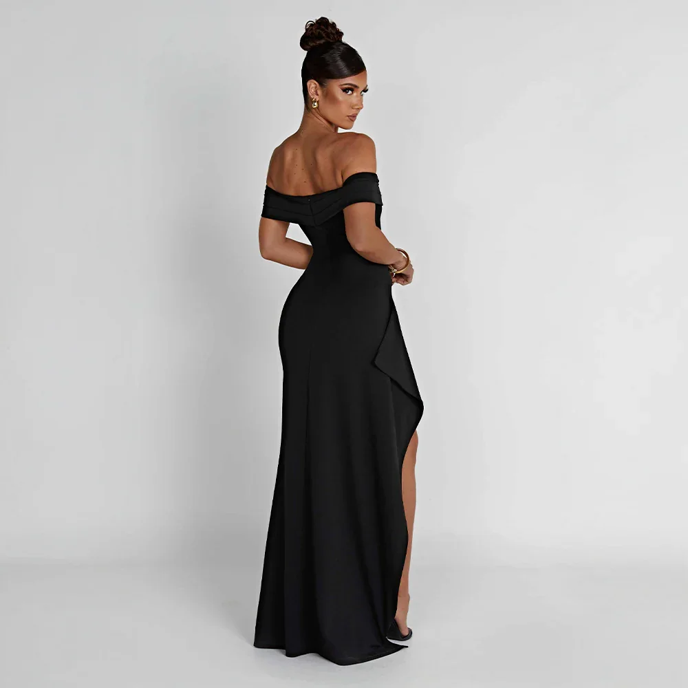 Maxi abito da donna con spalle scoperte e spacco