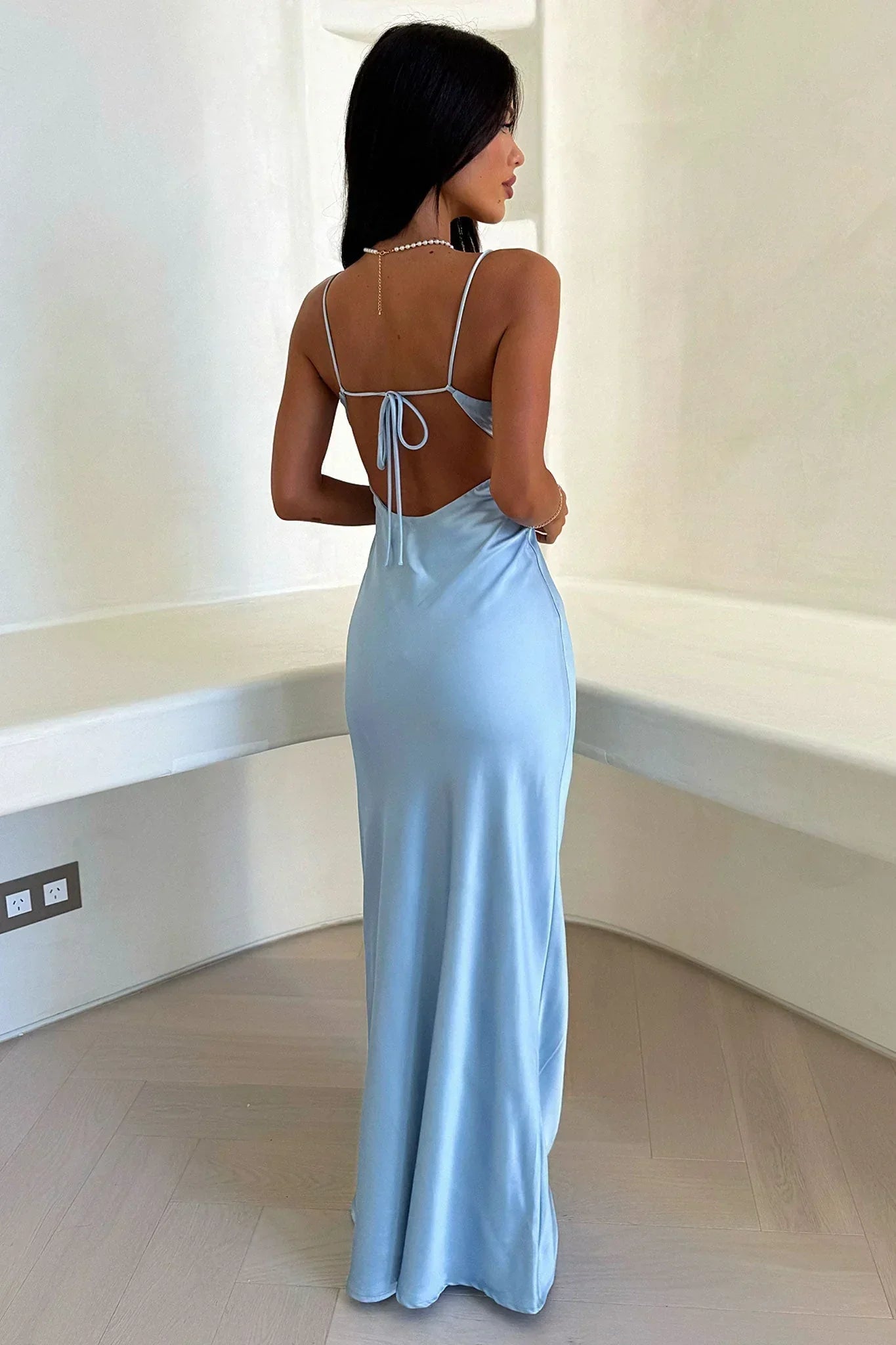 Elara - Maxi abito elegante in raso azzurro da donna