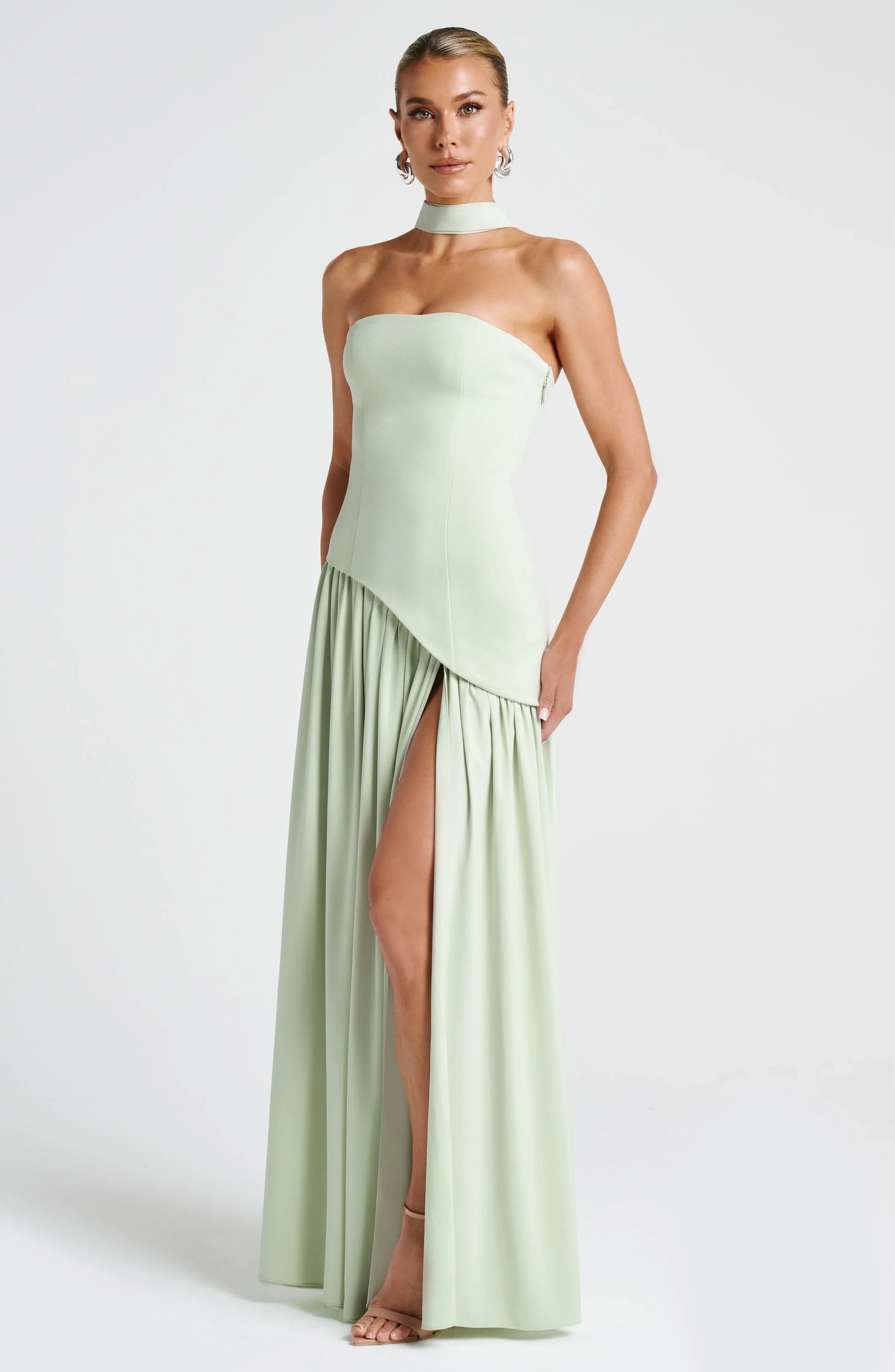 Abito maxi con corsetto senza spalline da donna con dettaglio sciarpa e spacco alto