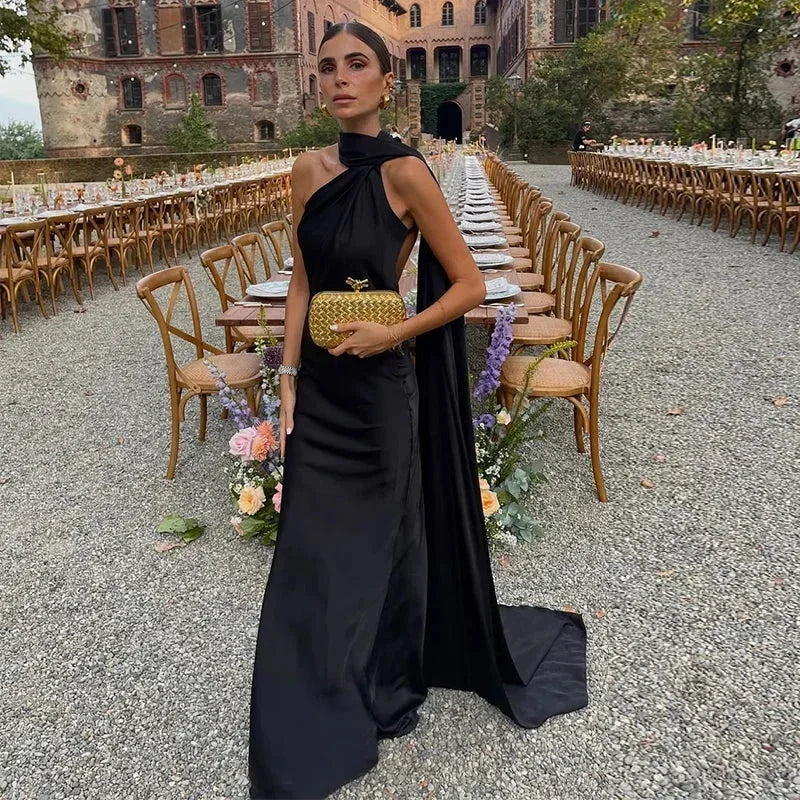 Rochie maxi drapată pe un umăr de damă