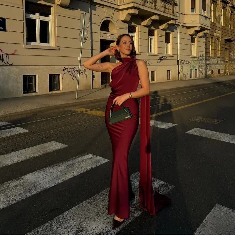 Rochie maxi drapată pe un umăr de damă