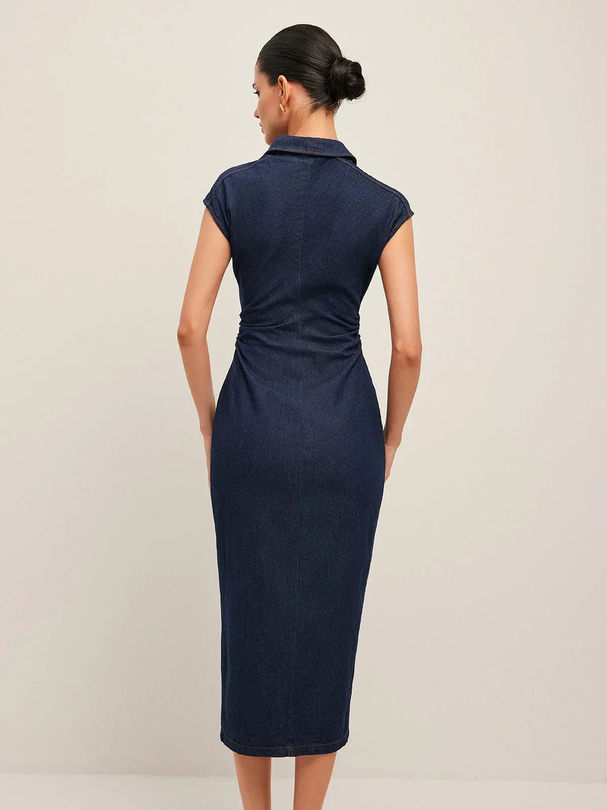 Penelope - Rochie midi de denim albastru închis pentru femei, cu decolteu în V cu nasturi și design fără mâneci, pentru birou vara