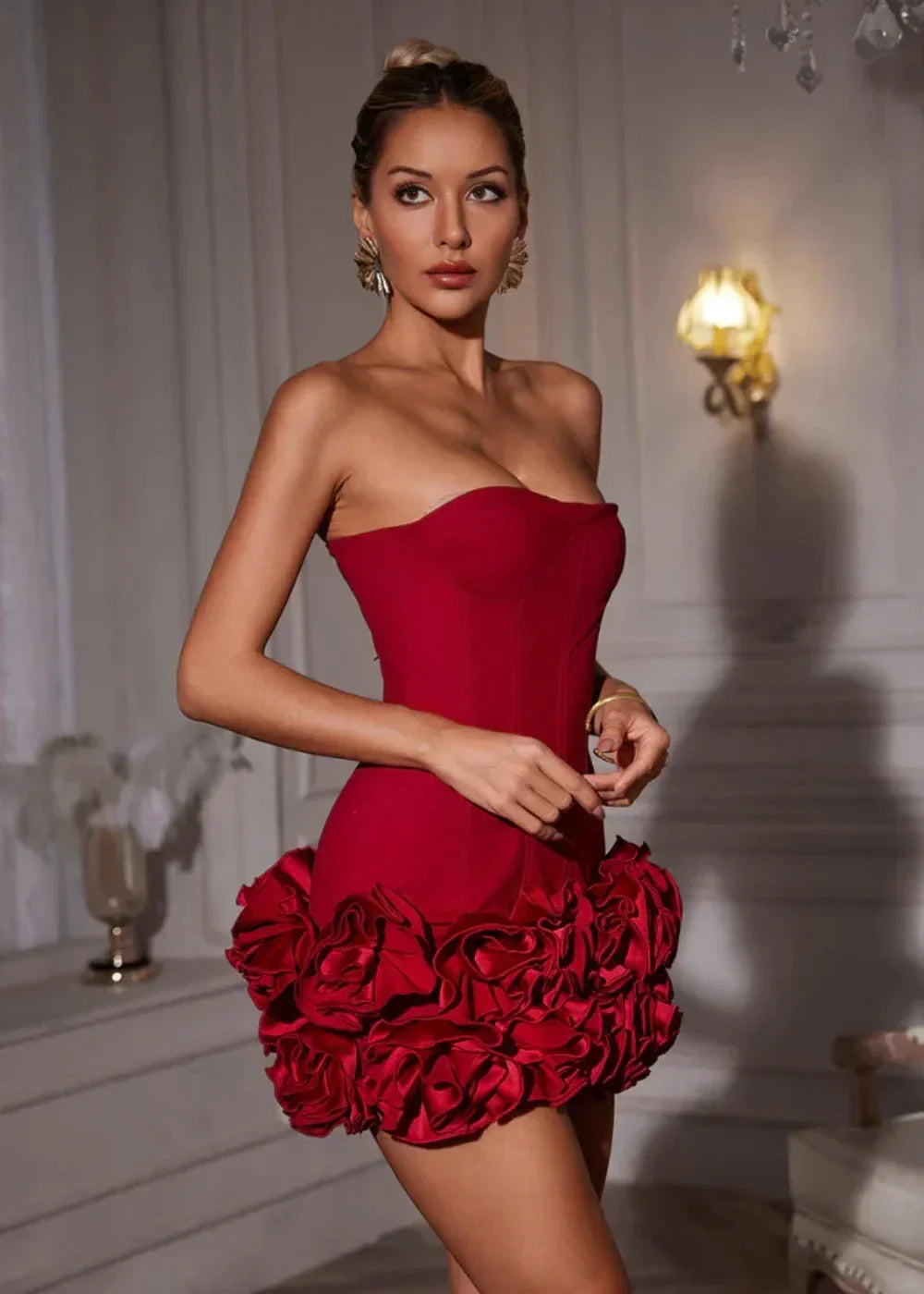 Karina - Abito corto rosso senza spalline con dettagli floreali