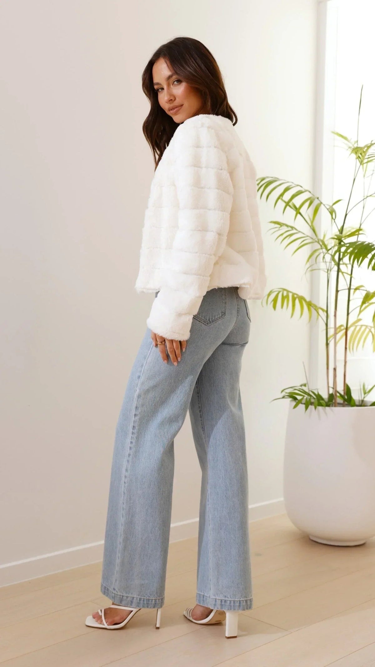 Camila - Women's short faux fur jacket with open collar - photo 8