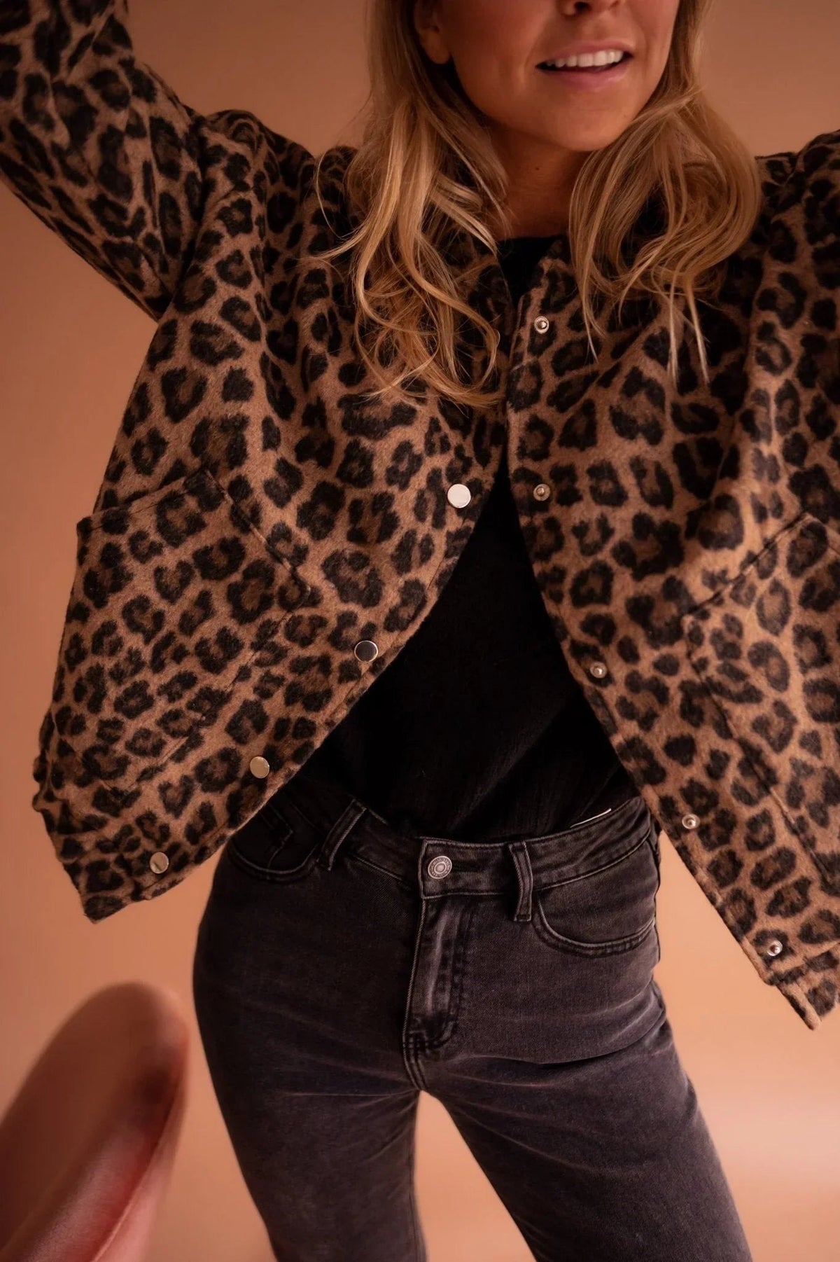 Edith - Women's leopard print jacket with snap buttons - photo 2