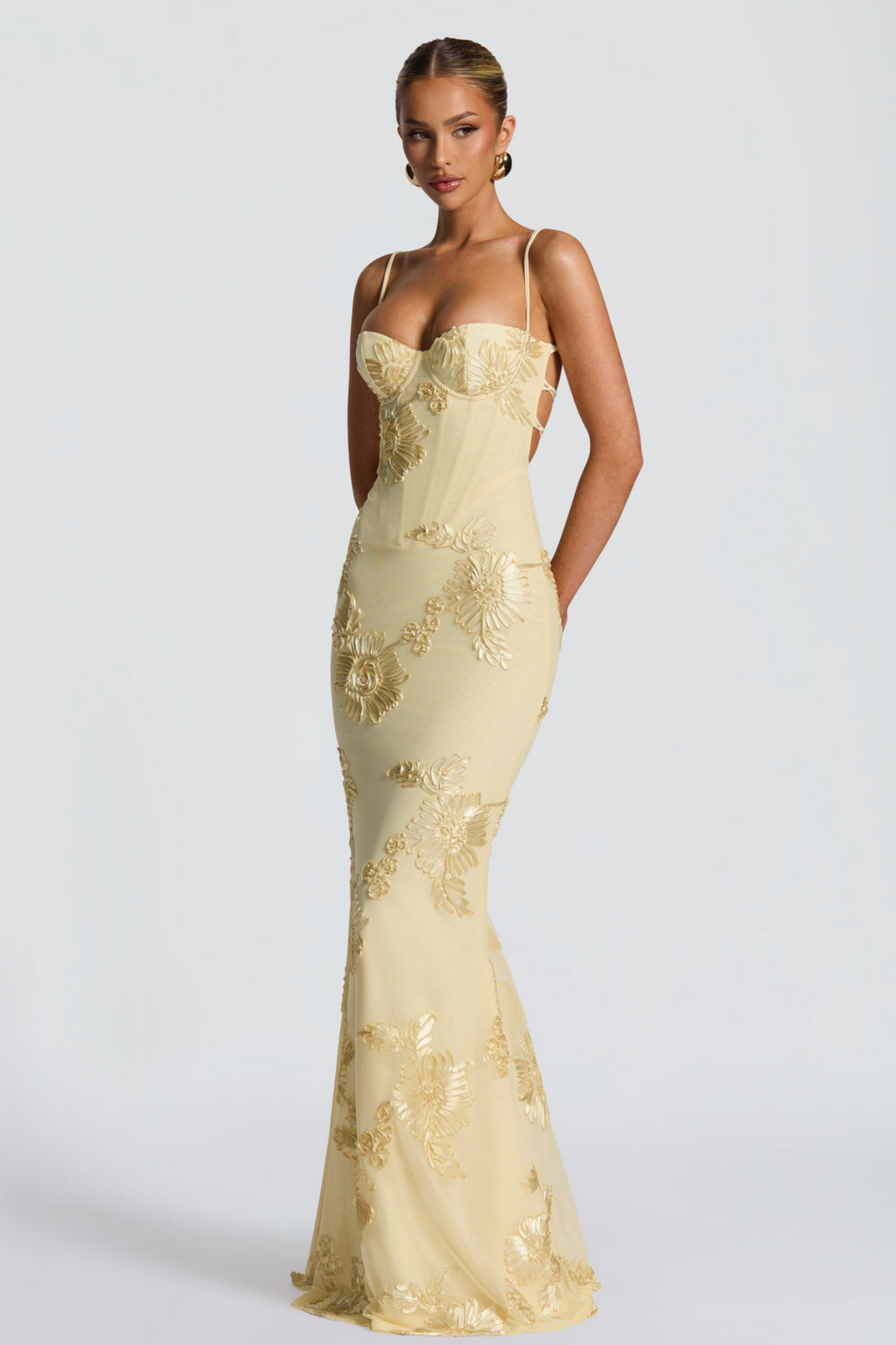 Rochie maxi mulată cu imprimeu floral și spate cu șnur, pentru invitate la nuntă