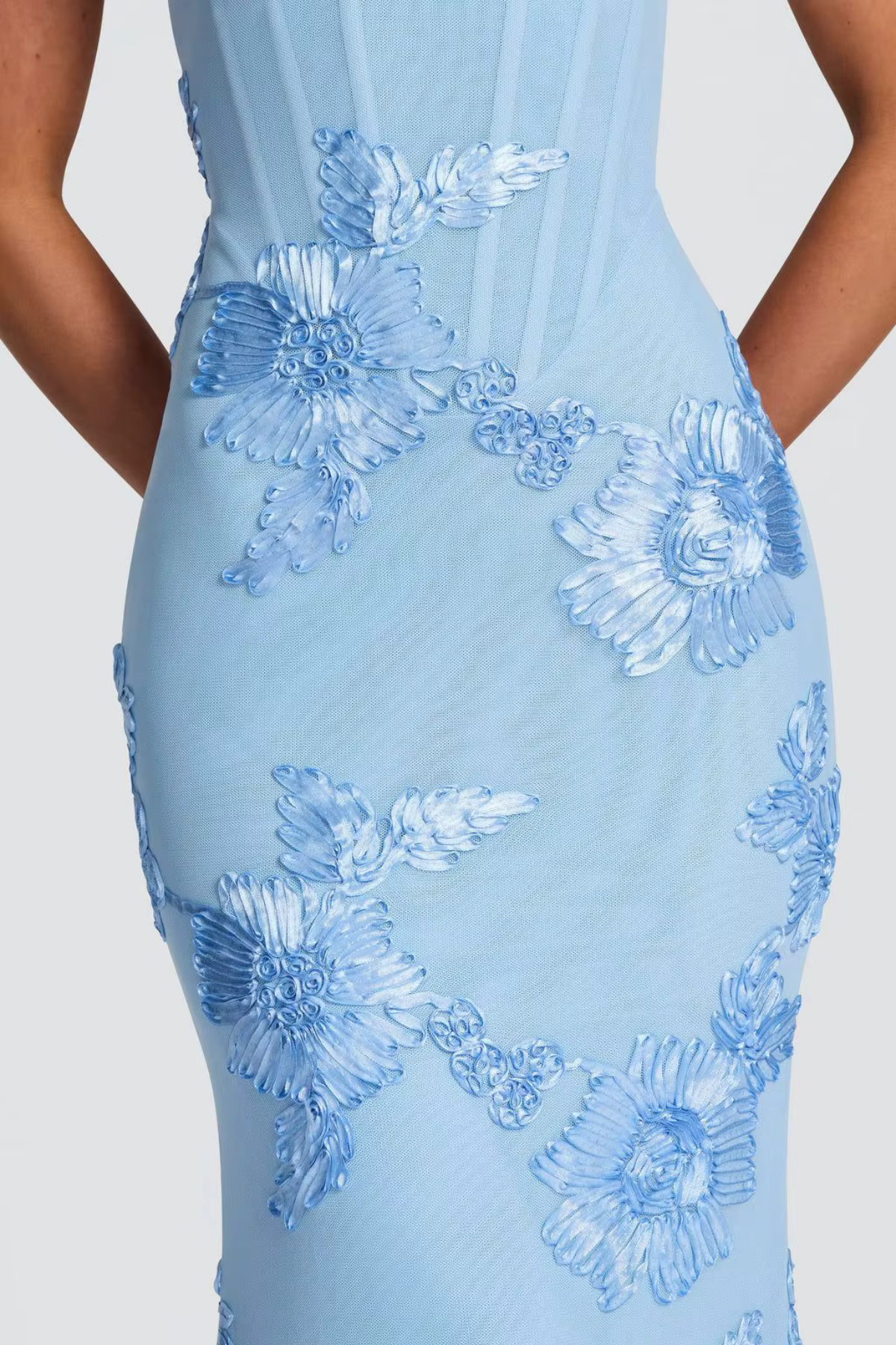 Rochie maxi mulată cu imprimeu floral și spate cu șnur, pentru invitate la nuntă