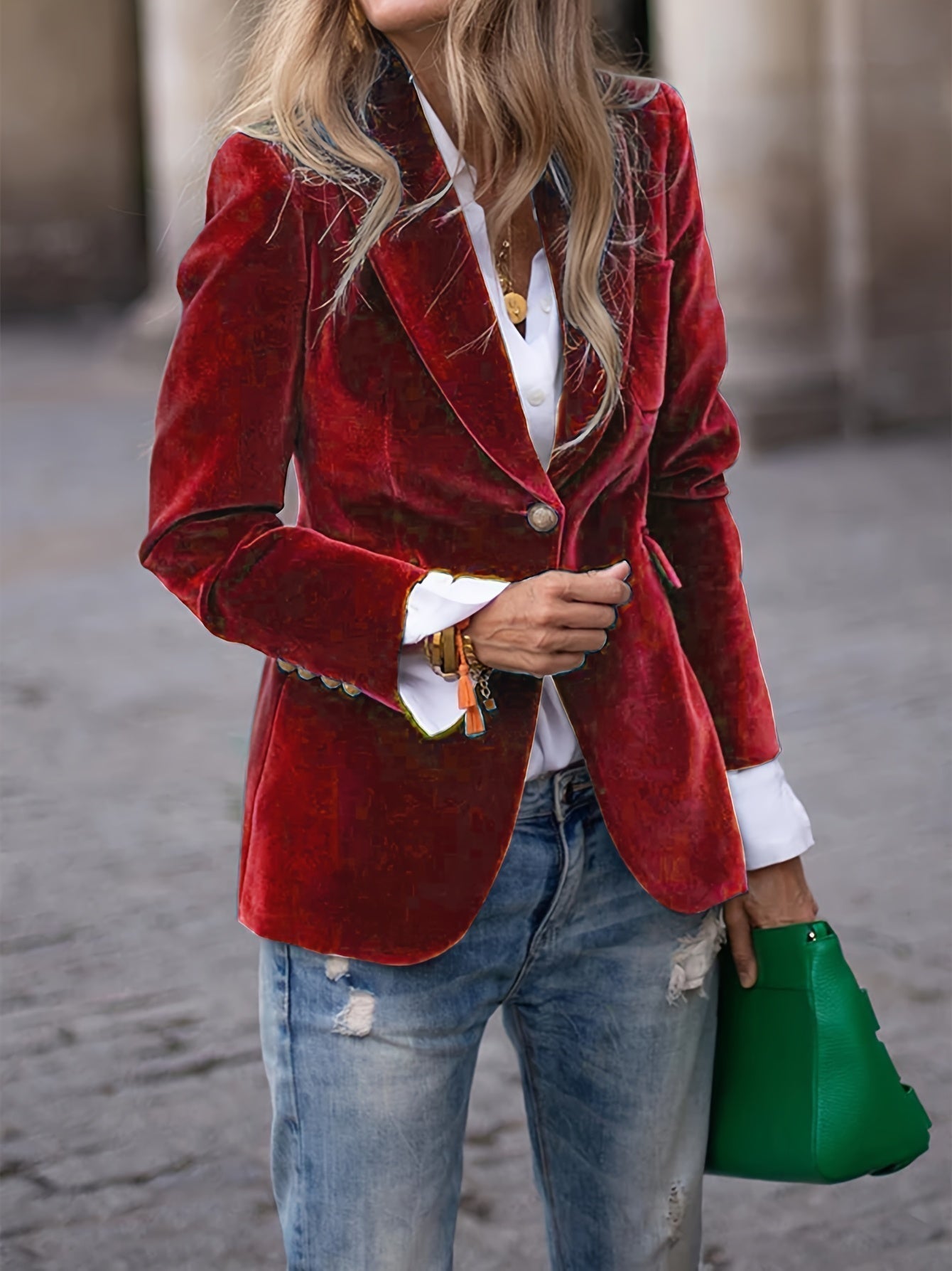 Luxusní sametový blazer se zlatými knoflíky a moderním finišem