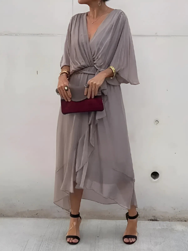 Abito lungo elegante da donna con cintura annodata in vita