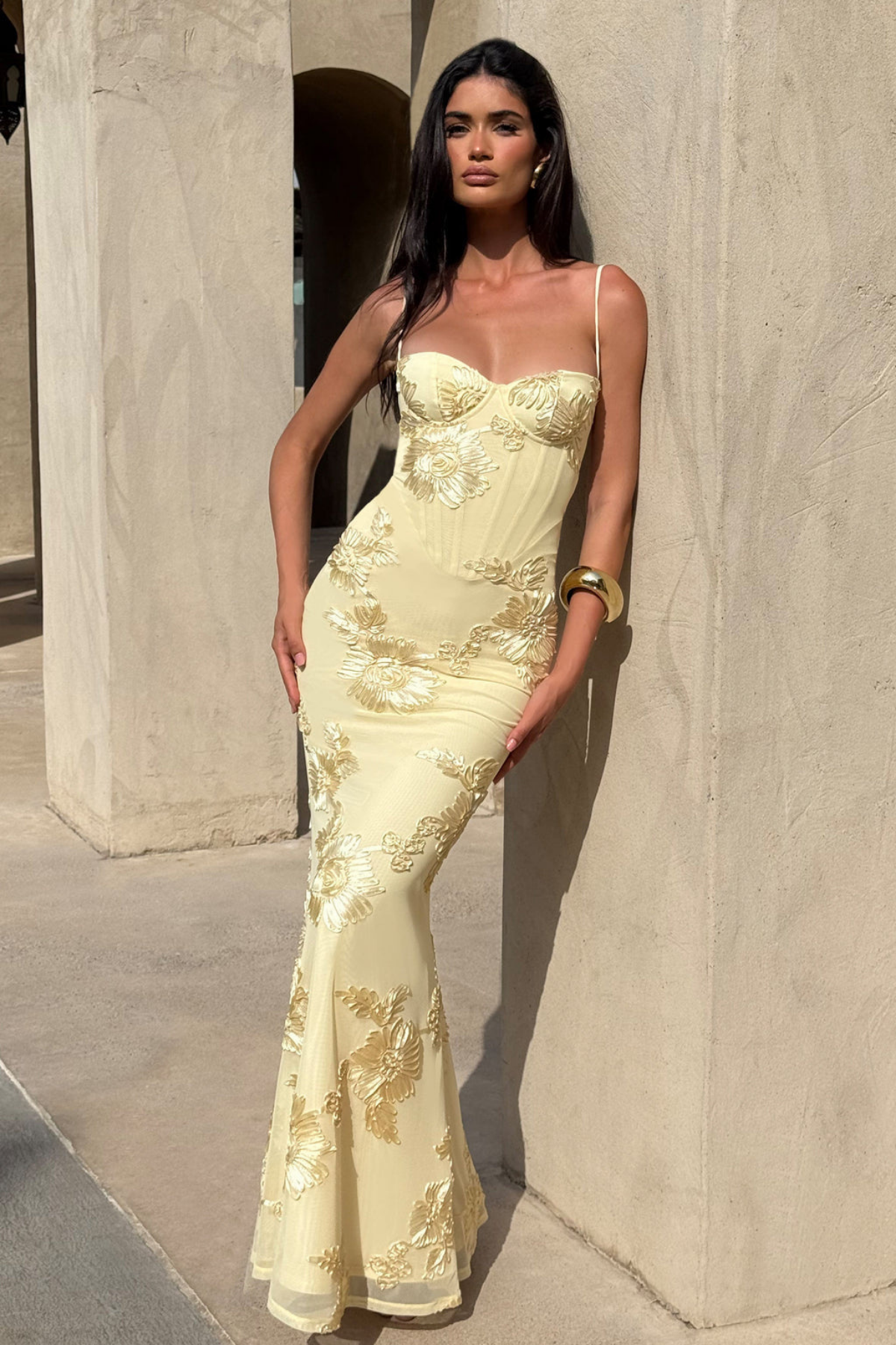 Rochie maxi mulată cu imprimeu floral și spate cu șnur, pentru invitate la nuntă