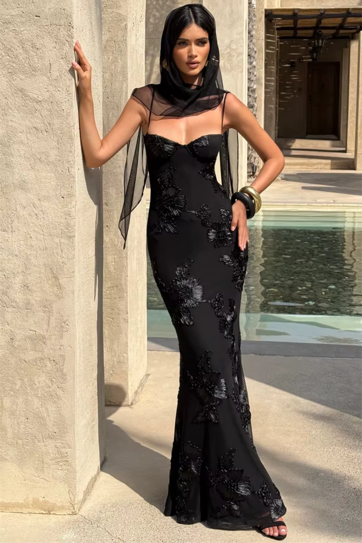 Rochie maxi mulată cu imprimeu floral și spate cu șnur, pentru invitate la nuntă