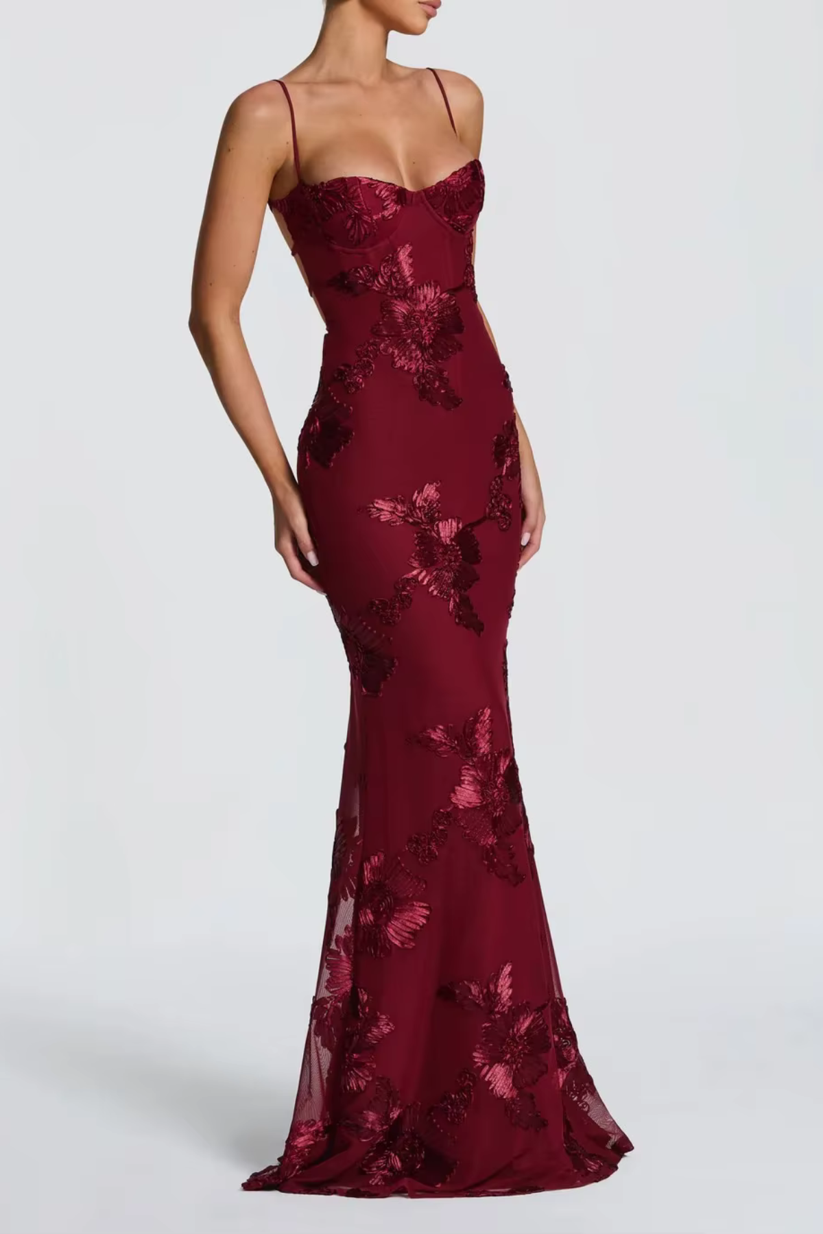 Rochie maxi mulată cu imprimeu floral și spate cu șnur, pentru invitate la nuntă