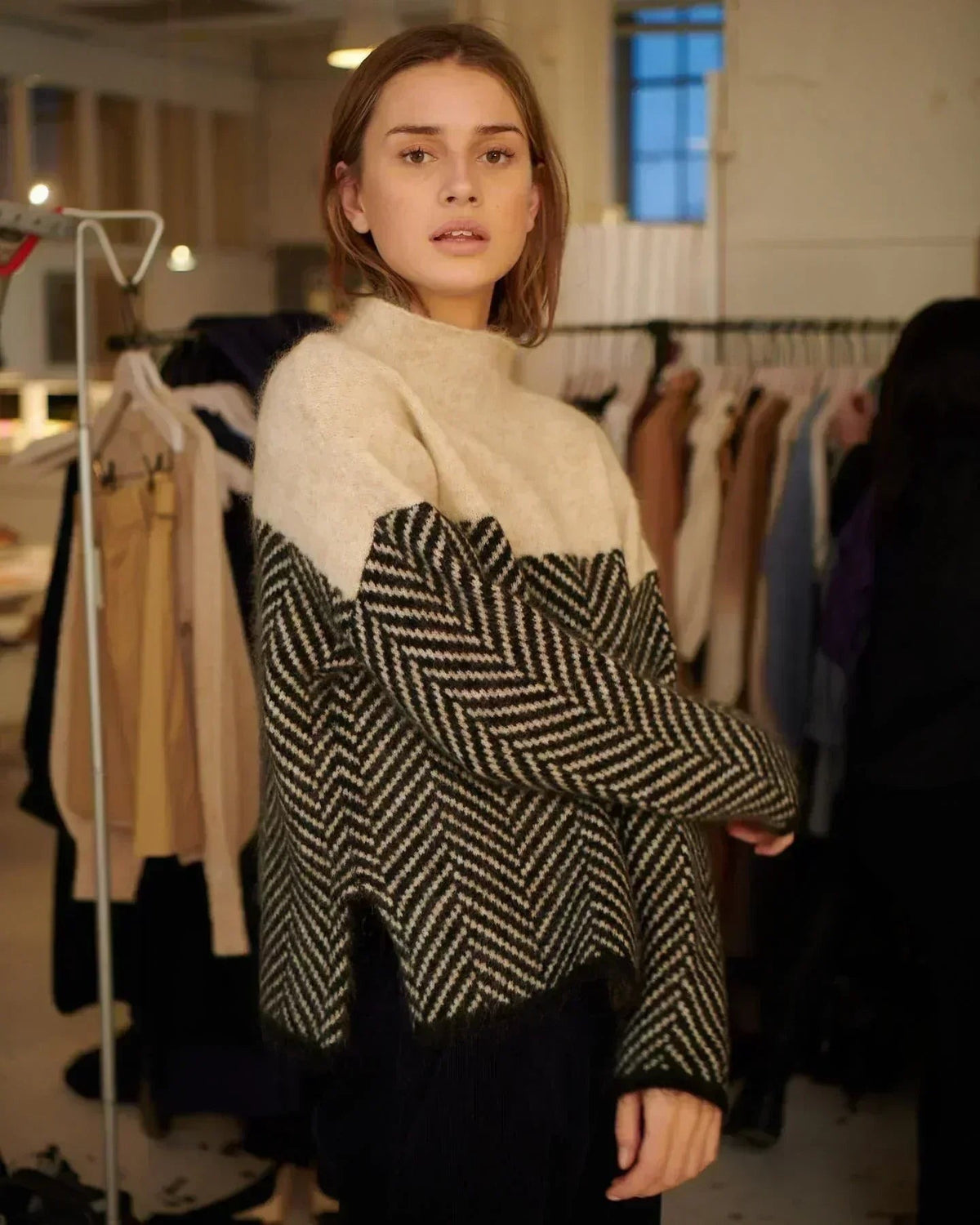 Stylish Herringbone Knit Sweater - Cozy Design - photo 5