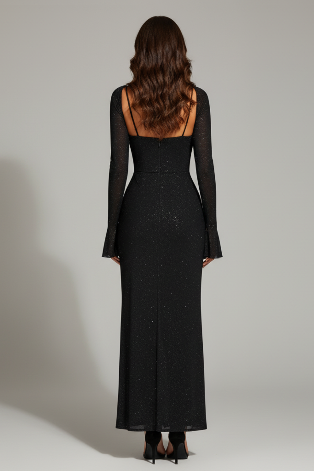 Rochie cu sclipici, decolteu halter și mânecă lungă – elegantă și seducătoare