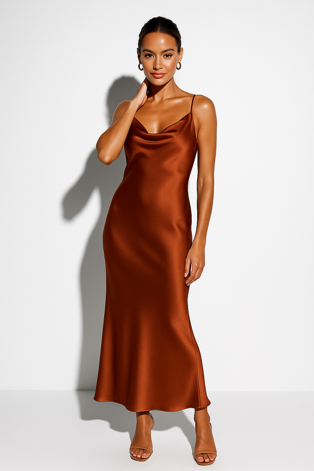 Abito maxi sottoveste in raso da donna con scollo a cascata