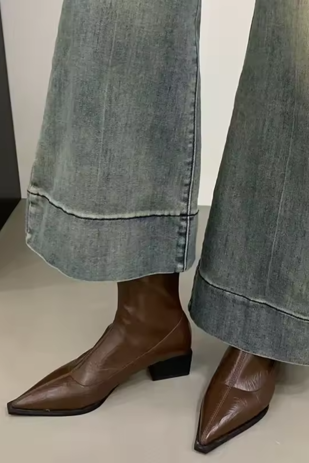 Botine cu vârf ascuțit și toc mic gros, fără șiret, elegante, pentru femei