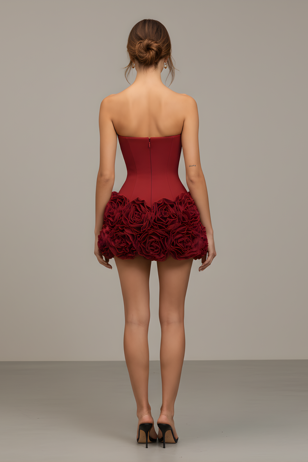Mini abito da festa da donna senza spalline con corsetto e motivo floreale di rose