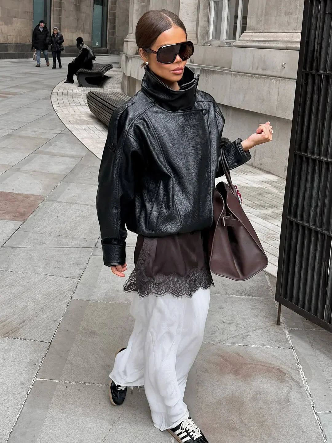 Daniela - Giacca in similpelle nera da donna con collo alla coreana | vestibilità ampia con zip