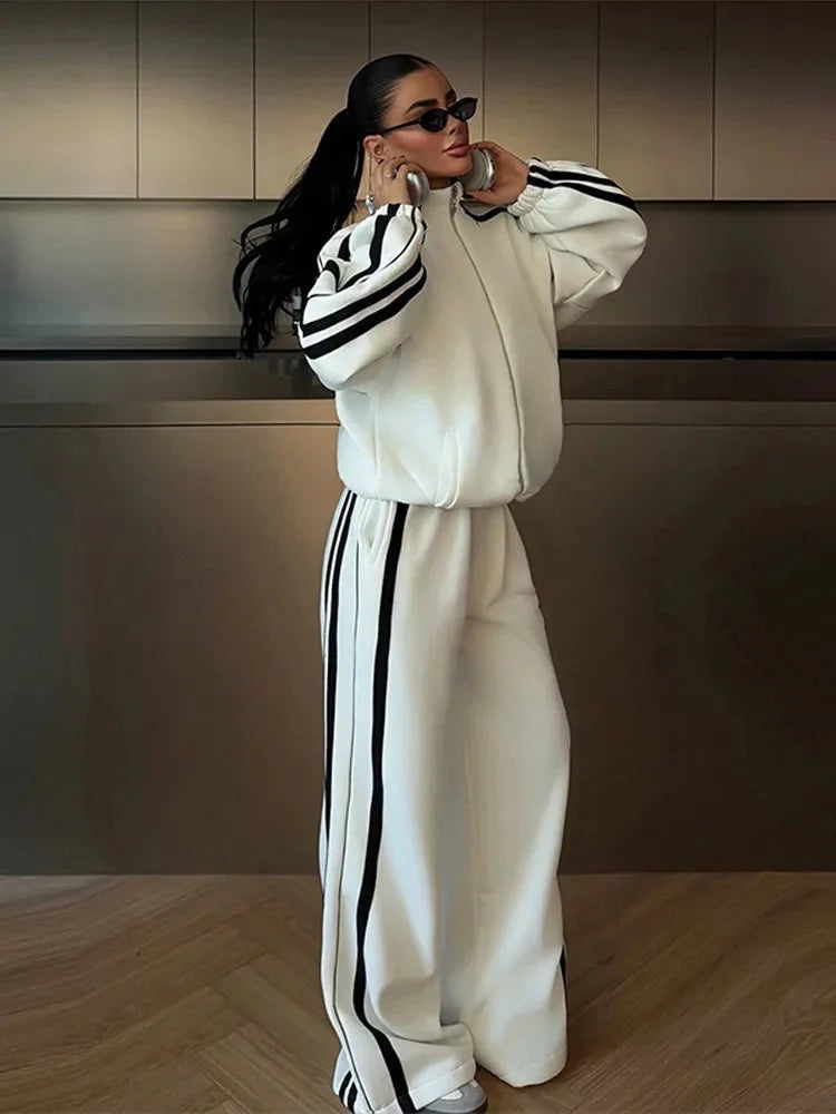 Kimberly - Women's sports outfit with zip-up jacket and wide-leg pants - photo 3