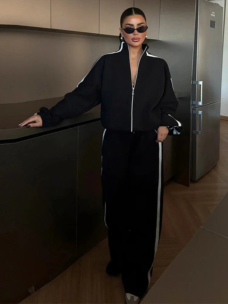 Kimberly - Women's sports outfit with zip-up jacket and wide-leg pants - photo 5