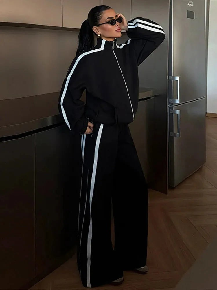 Kimberly - Women's sports outfit with zip-up jacket and wide-leg pants - photo 7