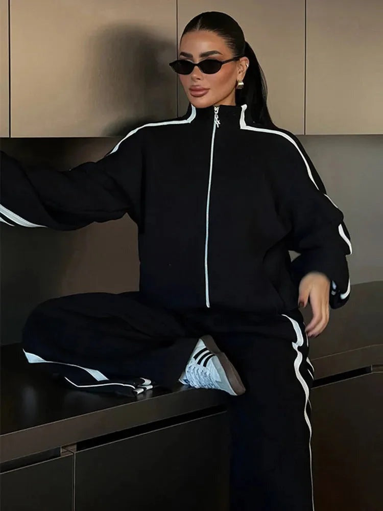 Kimberly - Women's sports outfit with zip-up jacket and wide-leg pants - photo 6