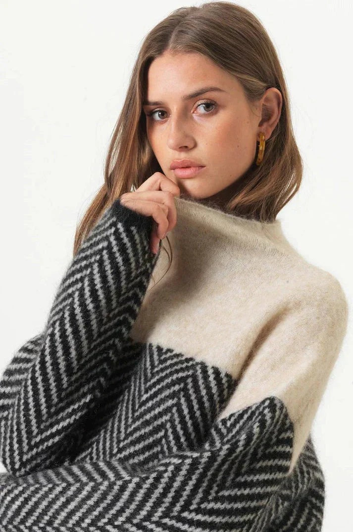Stylish Herringbone Knit Sweater - Cozy Design - photo 6