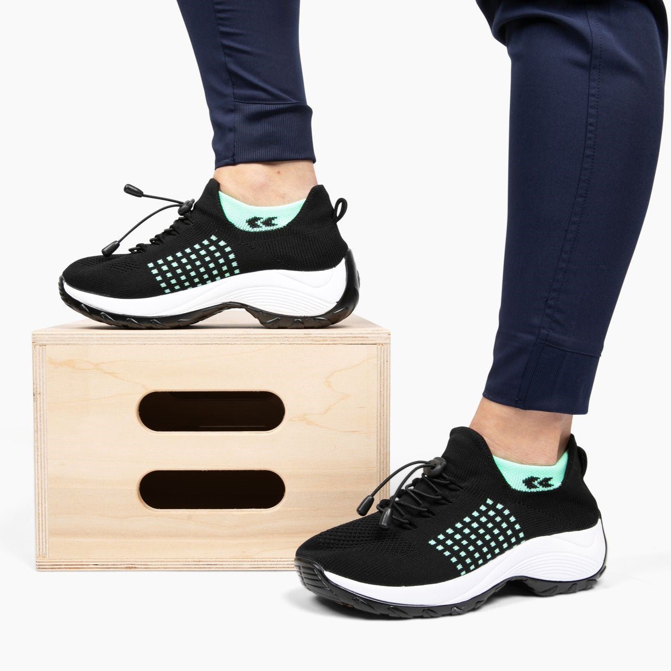 Scarpe ortopediche da passeggio da donna con vestibilità elasticizzata e supporto ammortizzato
