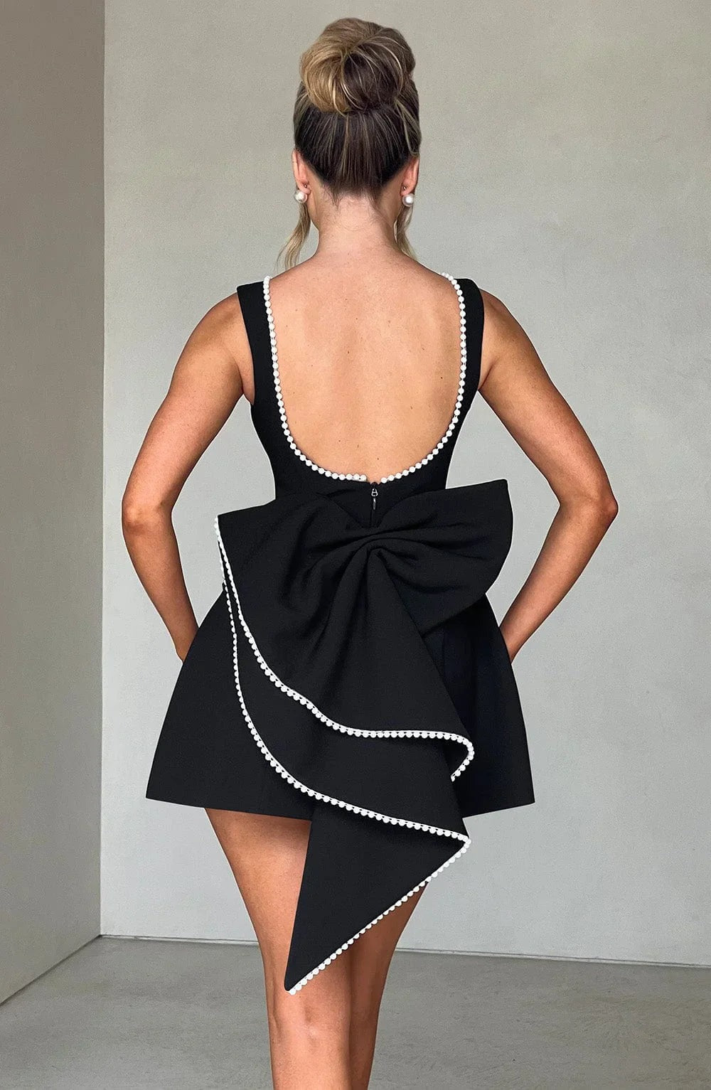 Georgia - Women's short dress with decorative bow at the back - photo 19