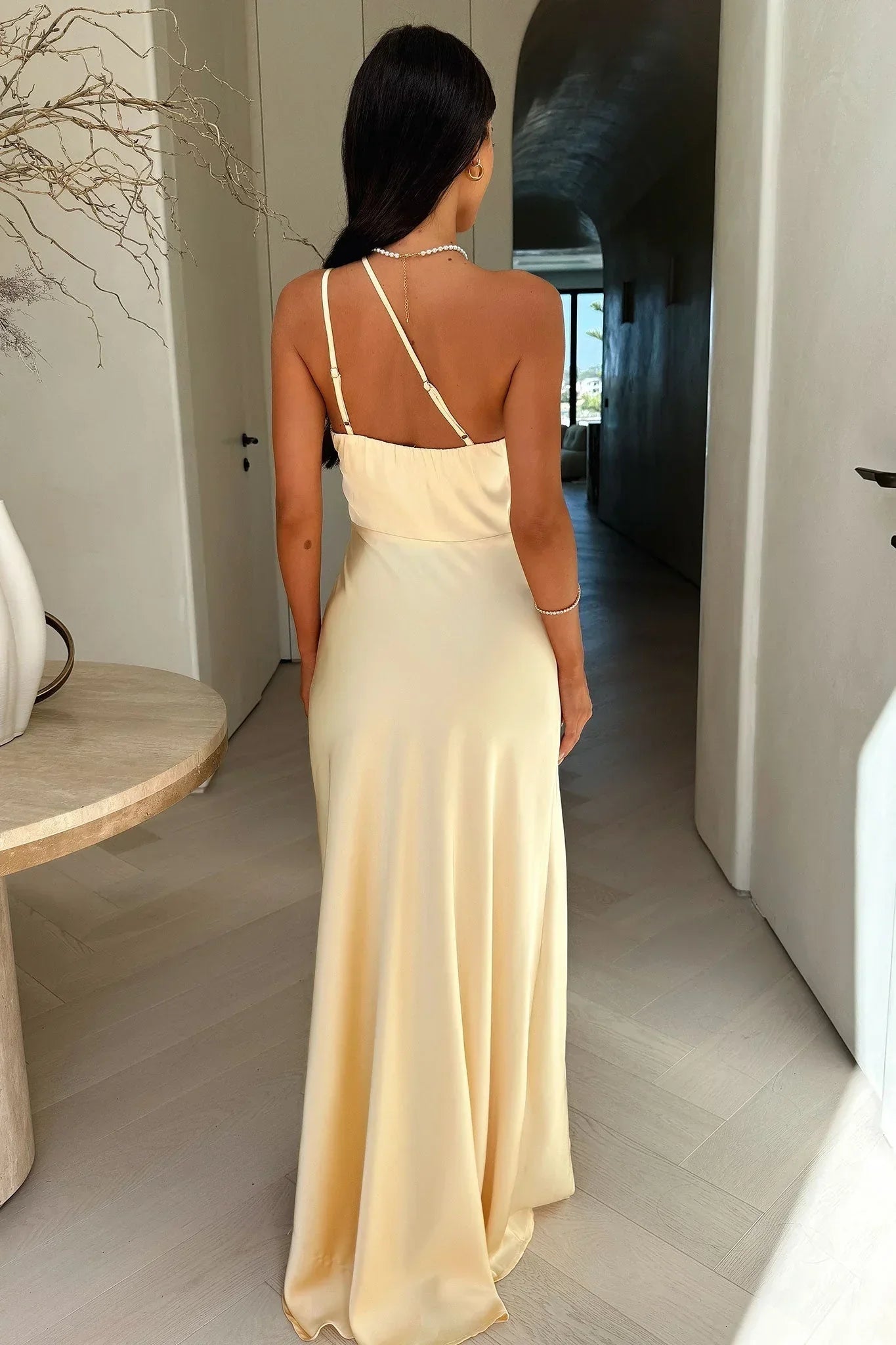 Cassandra - Abito maxi beige asimmetrico da donna con spacco