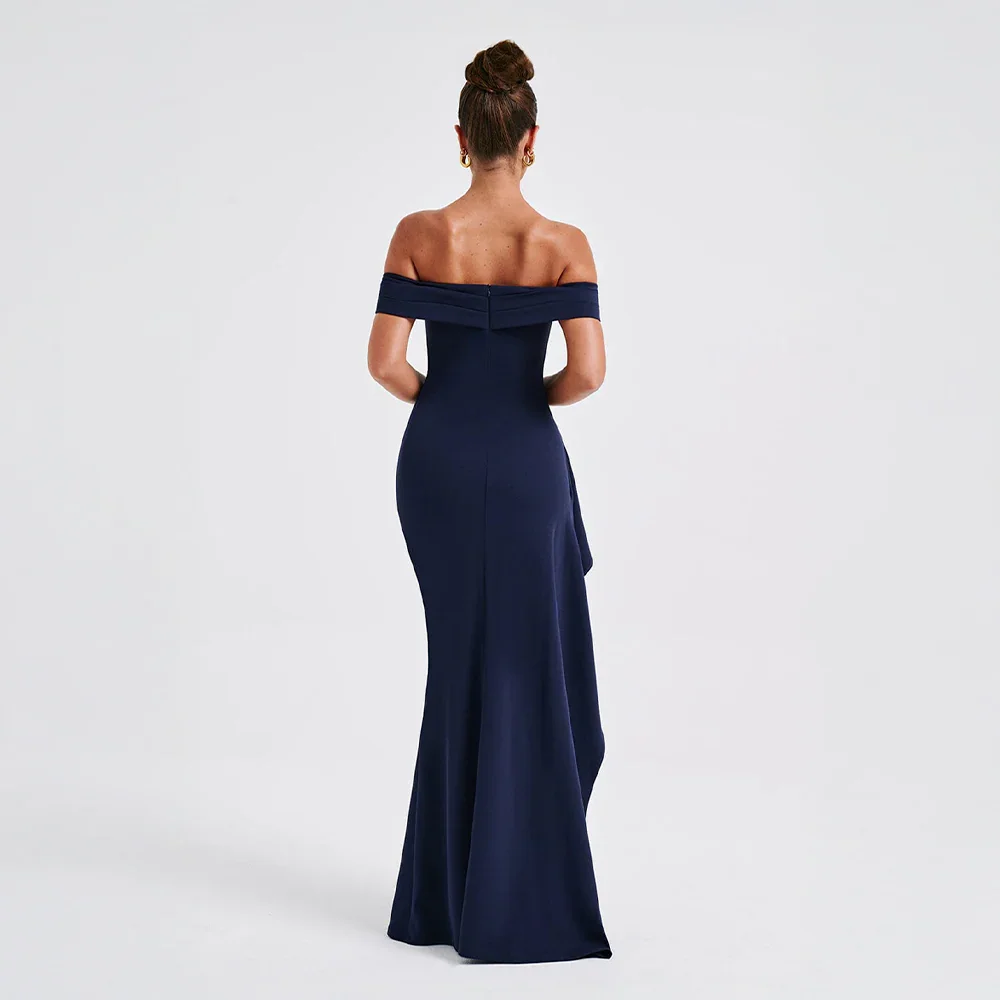 Rochie maxi de damă cu umerii goi și crăpătură