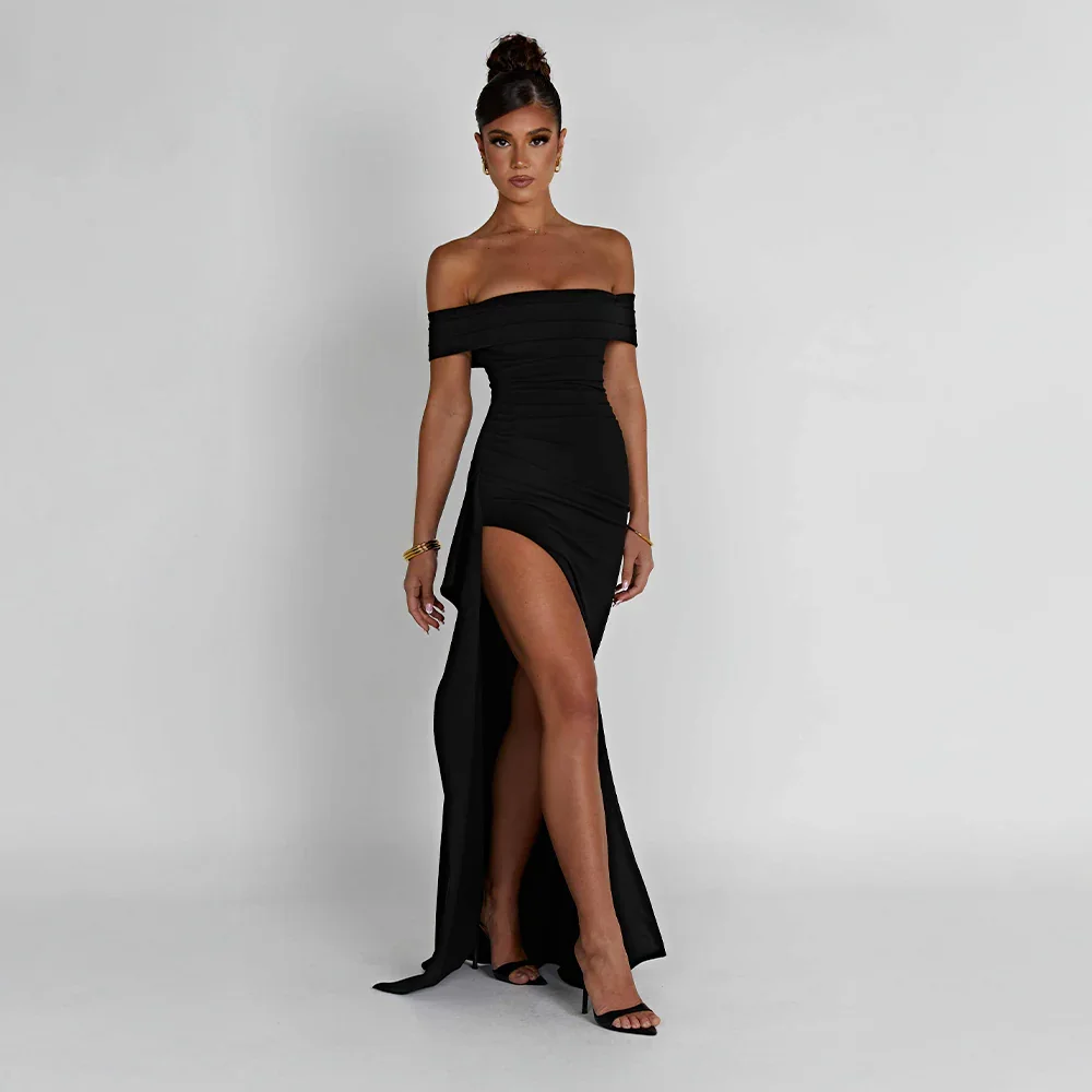 Rochie maxi de damă cu umerii goi și crăpătură