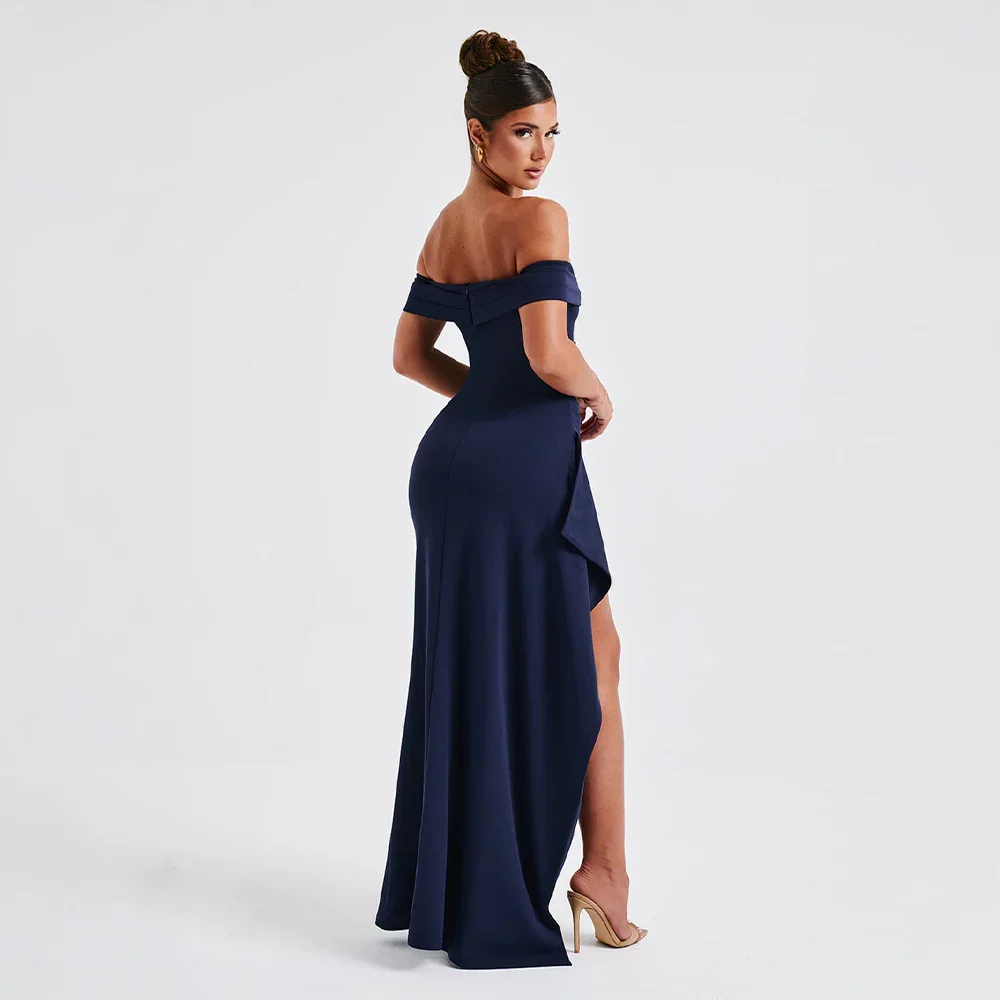 Rochie maxi de damă cu umerii goi și crăpătură