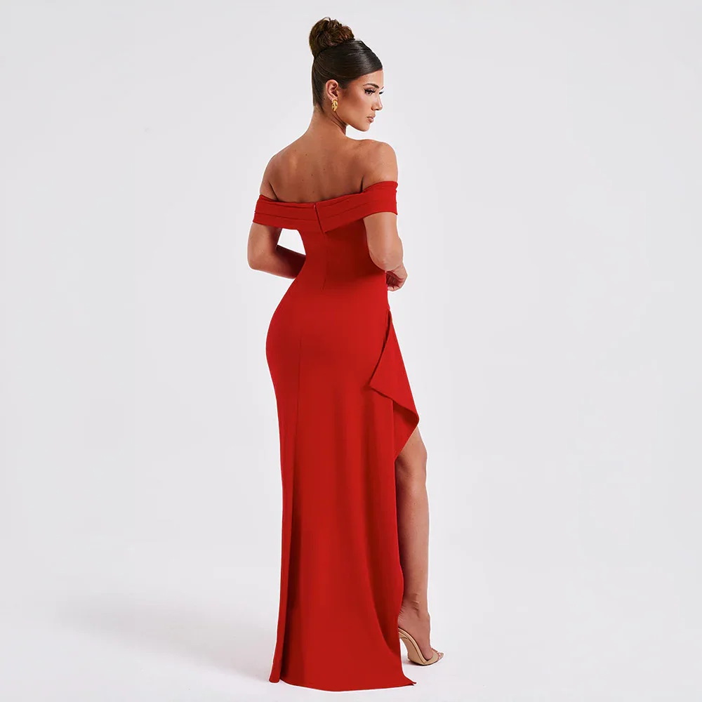 Rochie maxi de damă cu umerii goi și crăpătură