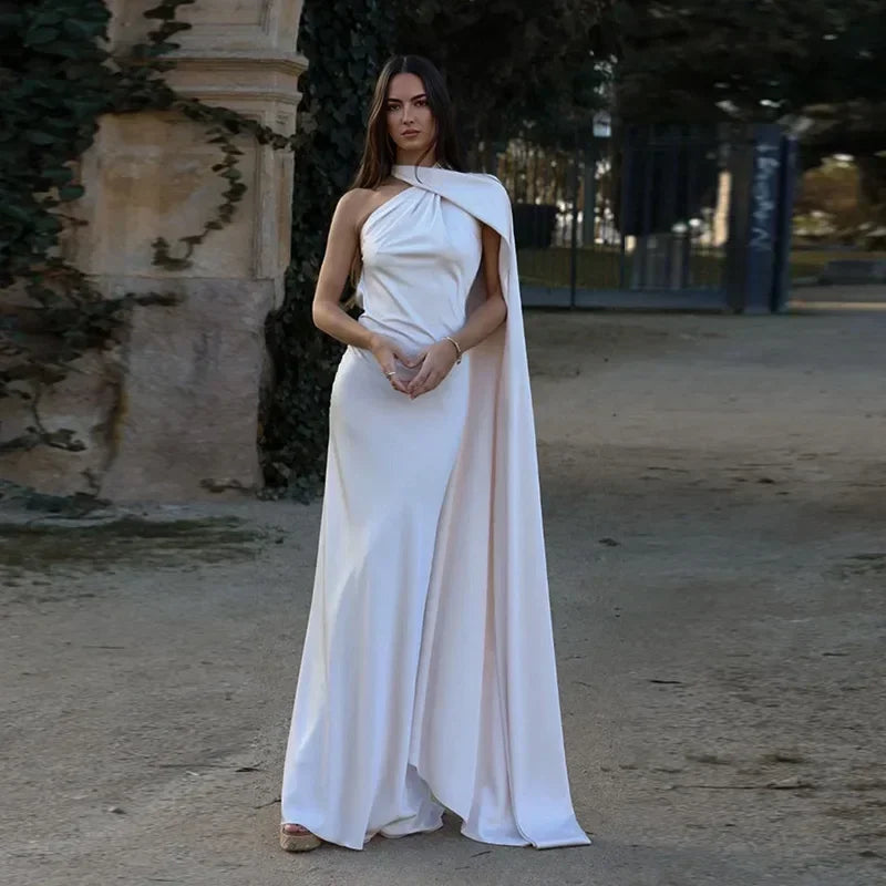 Rochie maxi drapată pe un umăr de damă