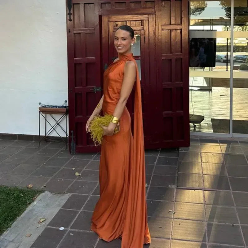 Rochie maxi drapată pe un umăr de damă
