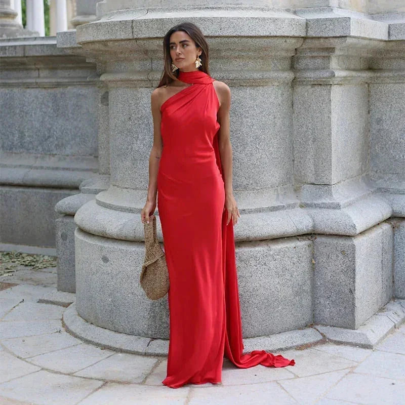 Rochie maxi drapată pe un umăr de damă