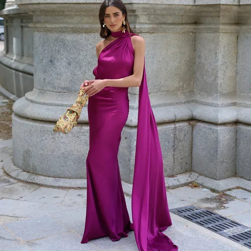 Rochie maxi drapată pe un umăr de damă