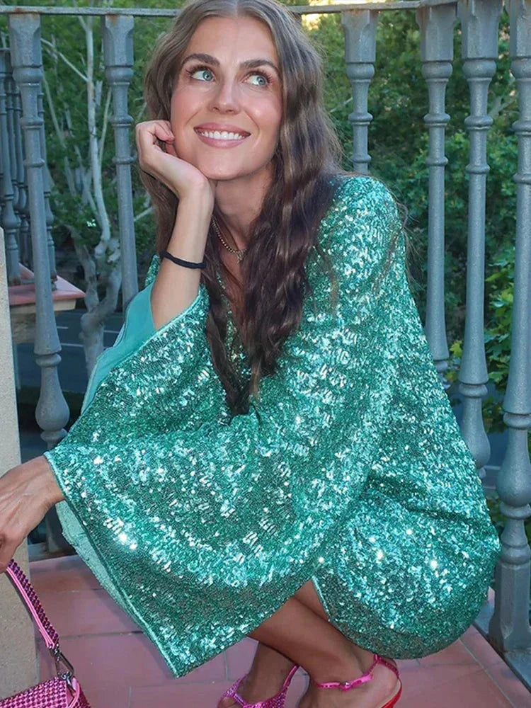 Adriana - Rochie scurtă strălucitoare cu decolteu adânc și mâneci evazate, pentru femei