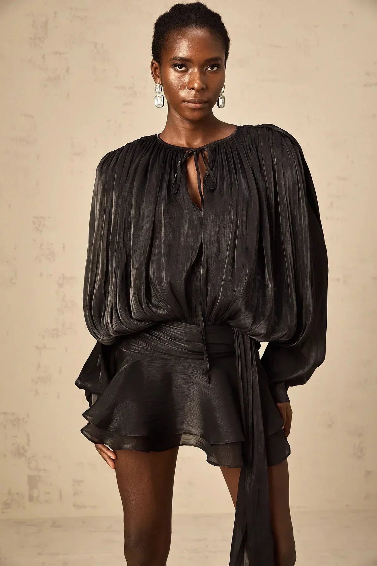 Deborah - Short flowing dress with long sleeves and a tied belt - photo 16